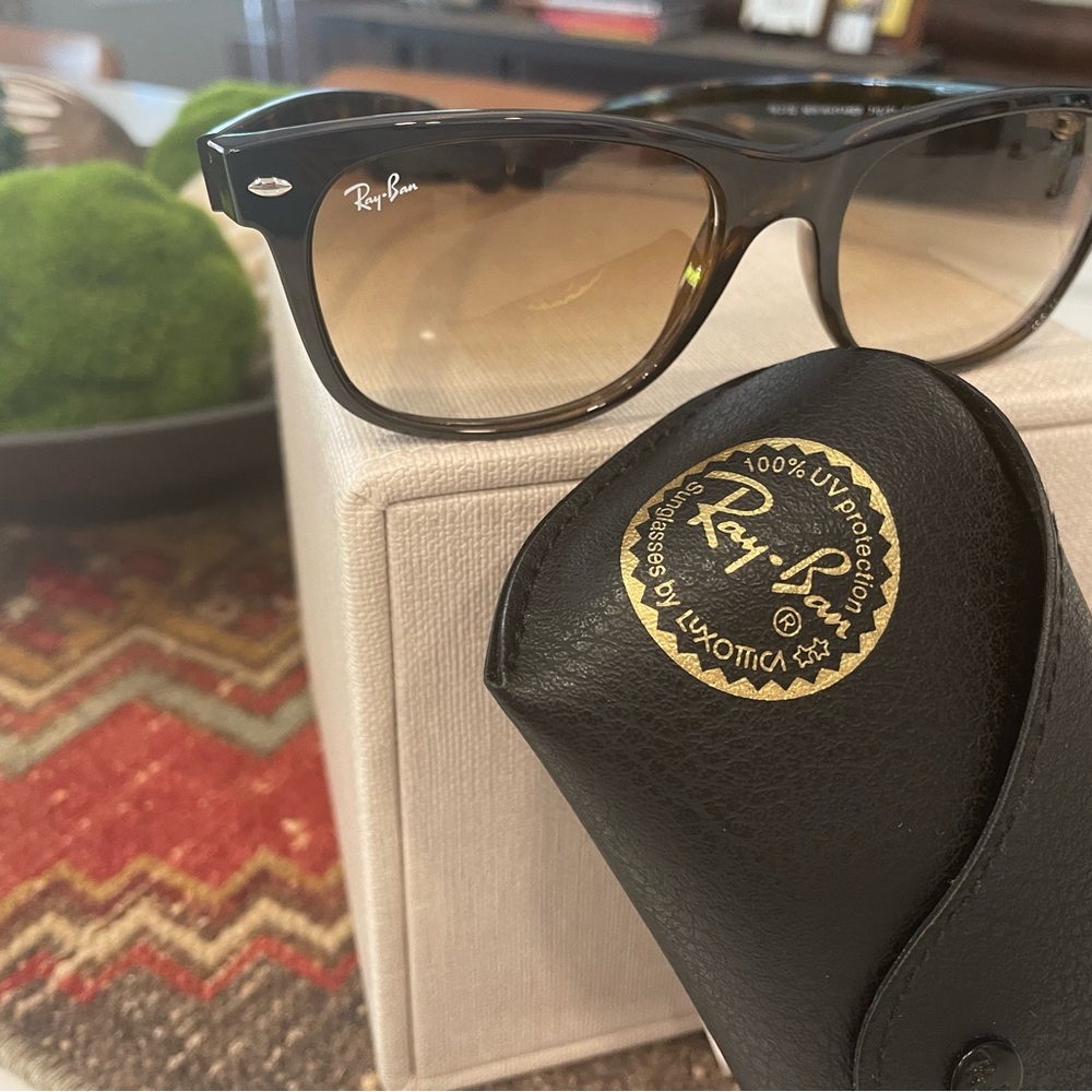 Ray-Ban Wayfarer RB2133 Tortoise Brown Sunglasses with Case. 
Gradient lens.